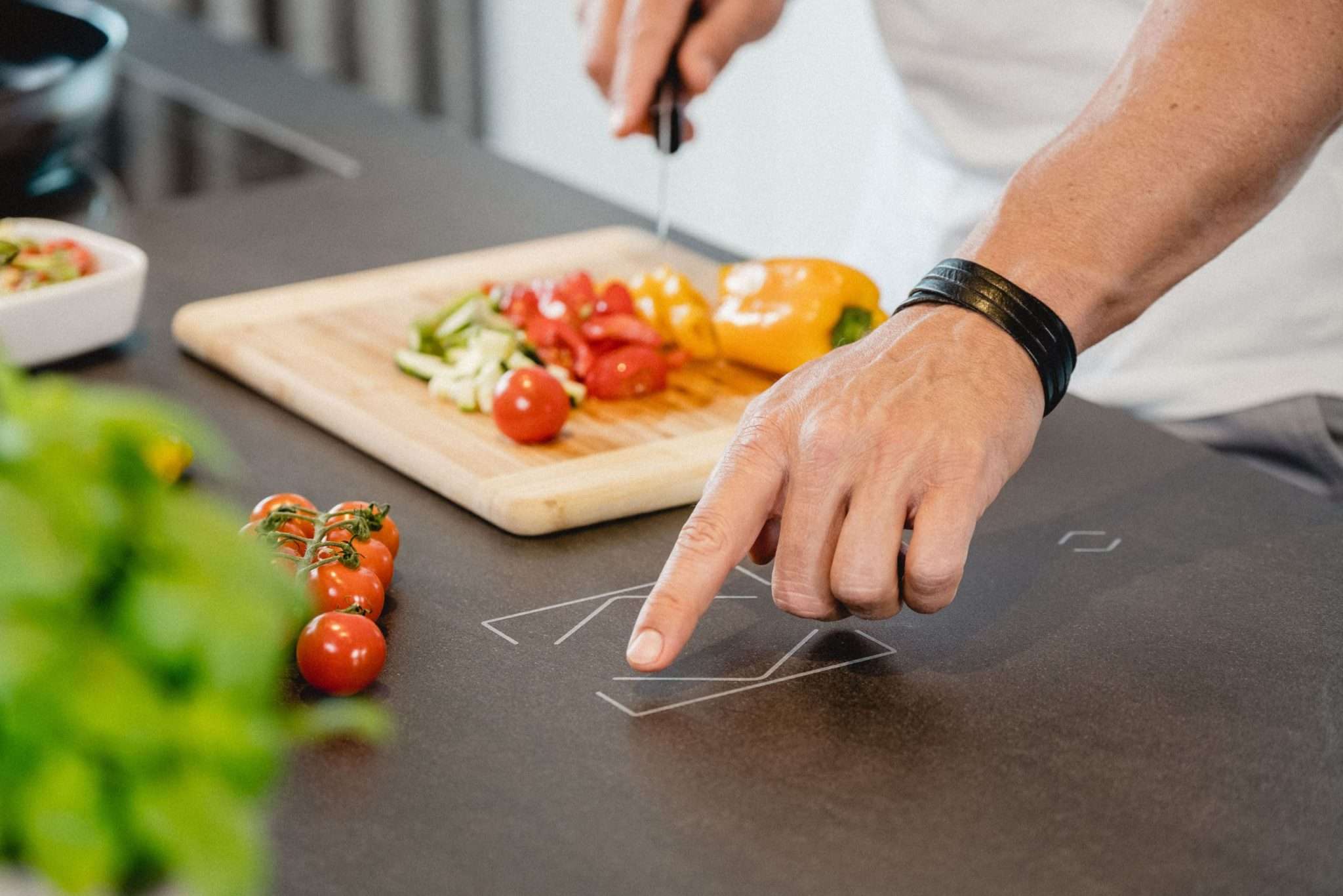 cLoxone_kitchen-man-cooking-touch-surface